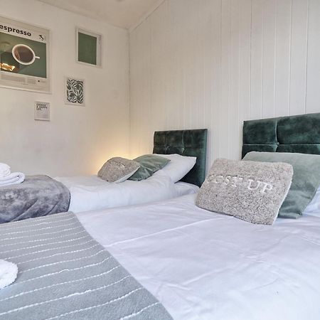 Beautiful Spacious Four Bedroom House With Parking For 2 Cars, 5 Minute Walk To Southend Station Exteriör bild
