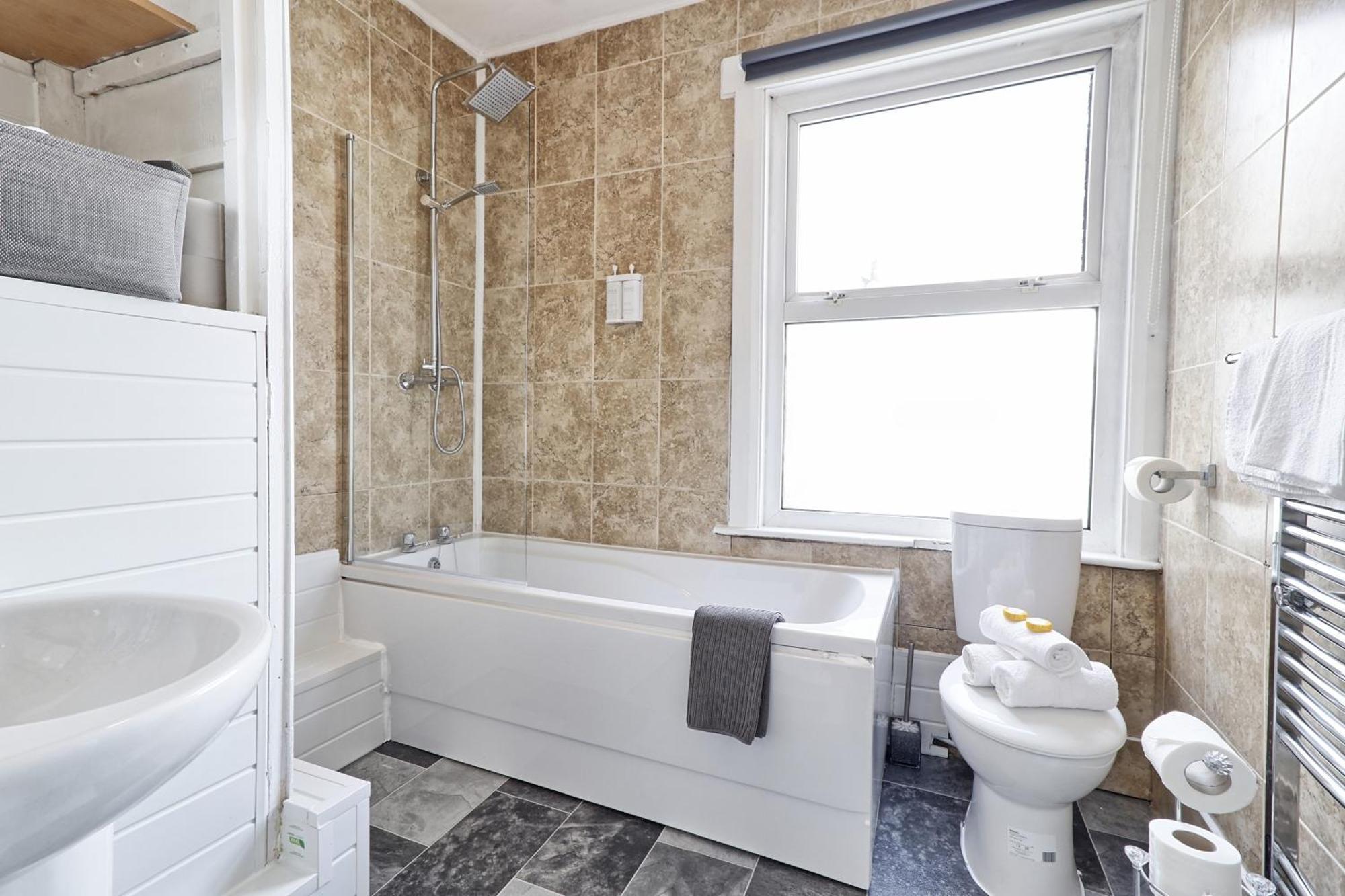 Beautiful Spacious Four Bedroom House With Parking For 2 Cars, 5 Minute Walk To Southend Station Exteriör bild
