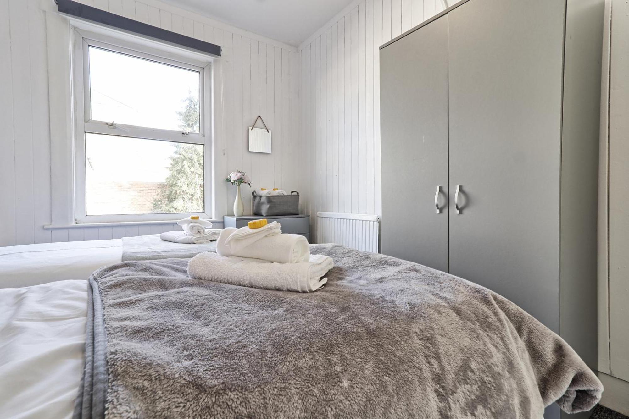 Beautiful Spacious Four Bedroom House With Parking For 2 Cars, 5 Minute Walk To Southend Station Exteriör bild