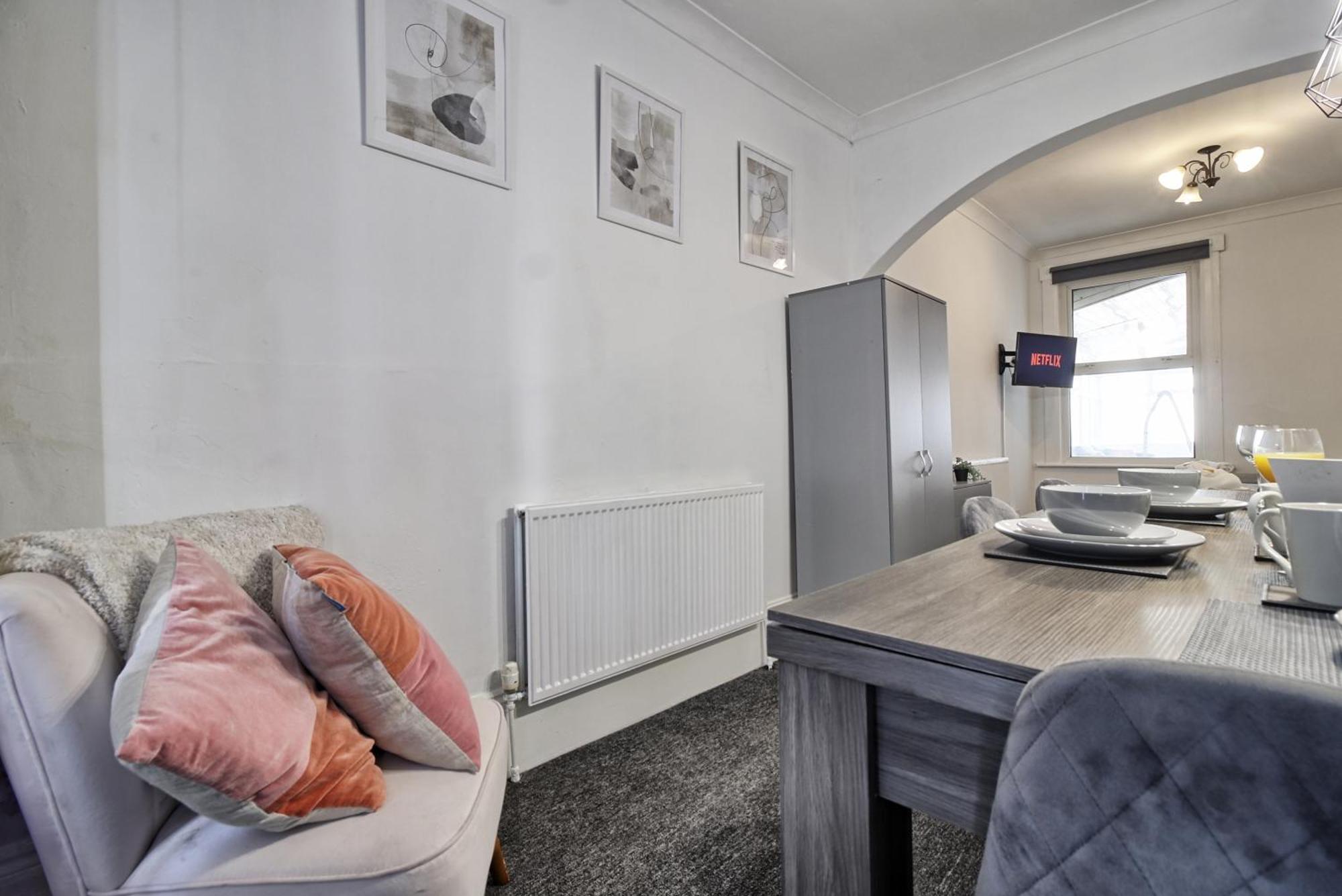 Beautiful Spacious Four Bedroom House With Parking For 2 Cars, 5 Minute Walk To Southend Station Exteriör bild