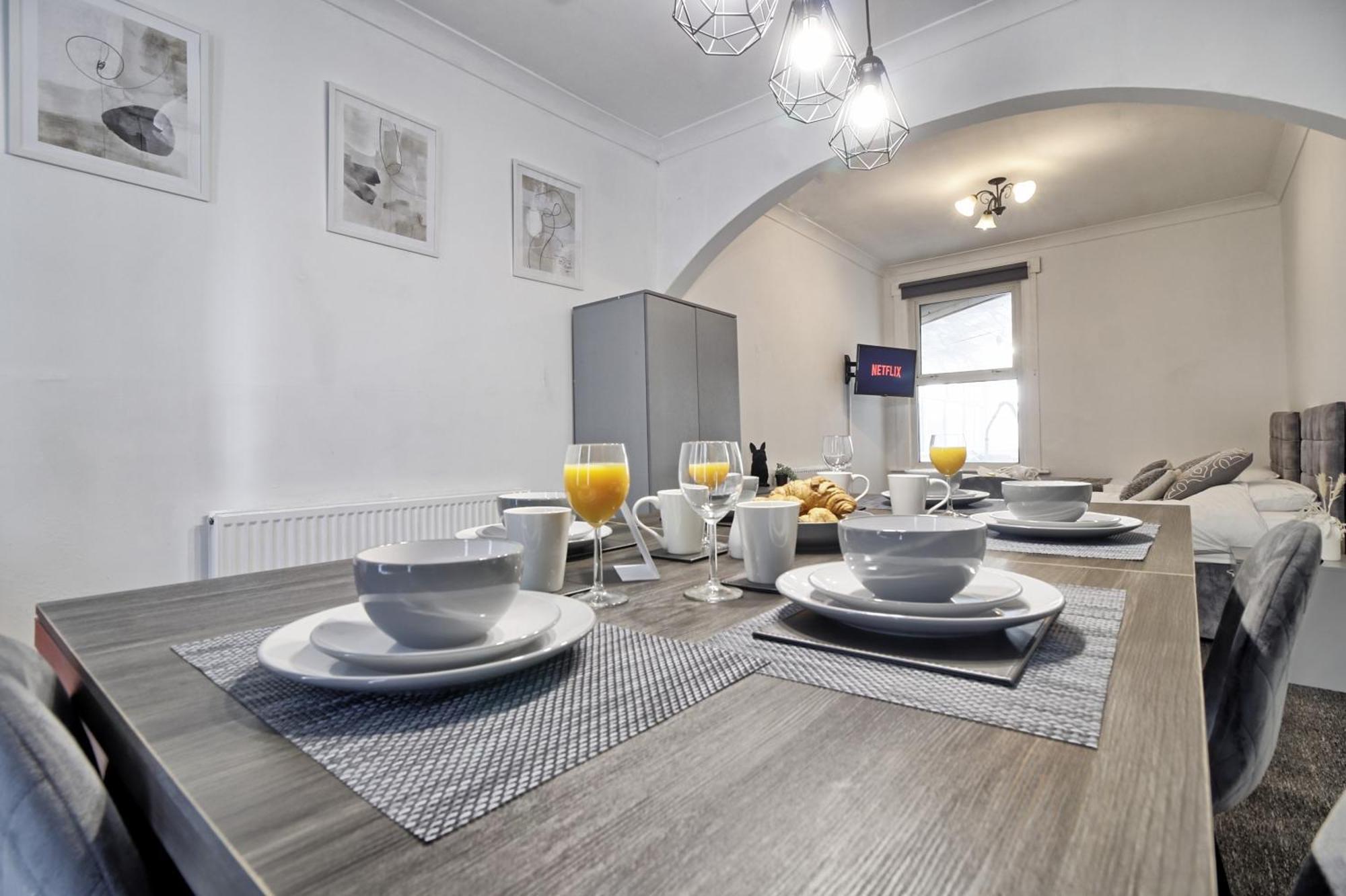 Beautiful Spacious Four Bedroom House With Parking For 2 Cars, 5 Minute Walk To Southend Station Exteriör bild
