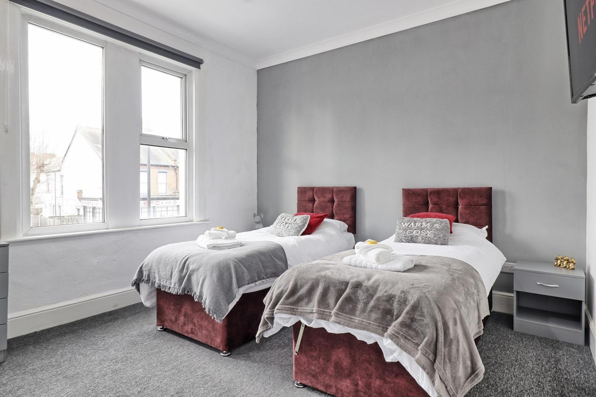 Beautiful Spacious Four Bedroom House With Parking For 2 Cars, 5 Minute Walk To Southend Station Exteriör bild