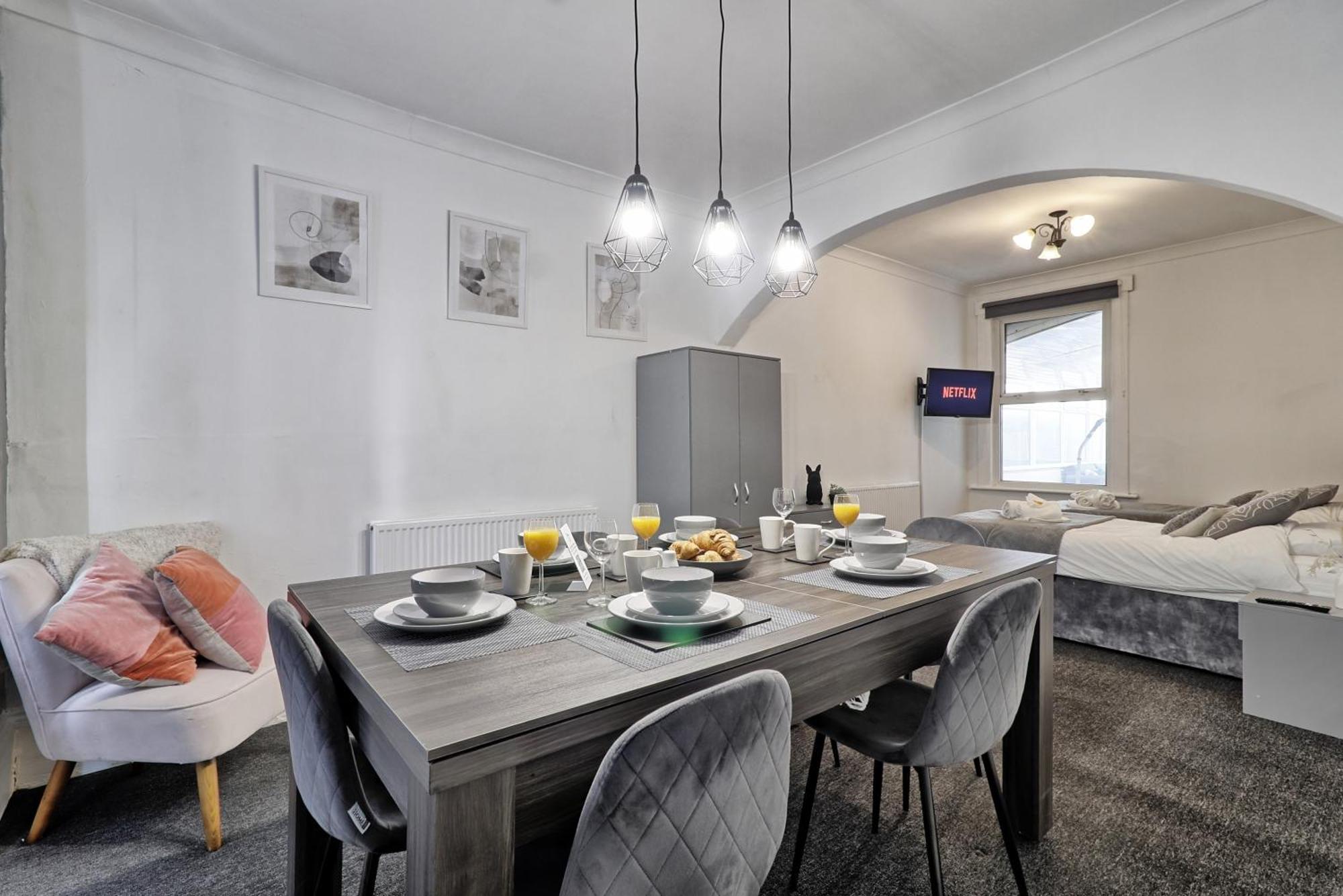 Beautiful Spacious Four Bedroom House With Parking For 2 Cars, 5 Minute Walk To Southend Station Exteriör bild