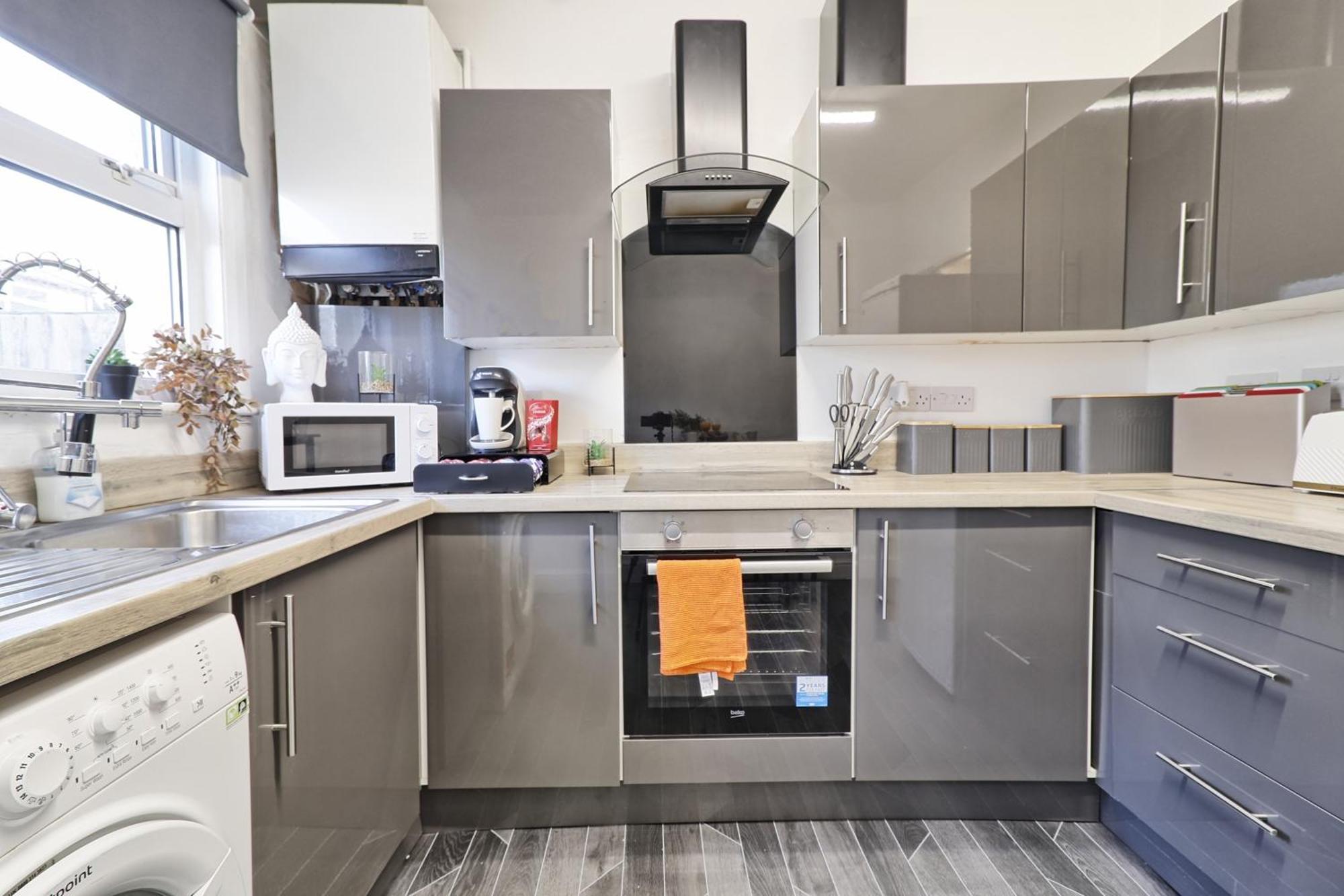 Beautiful Spacious Four Bedroom House With Parking For 2 Cars, 5 Minute Walk To Southend Station Exteriör bild