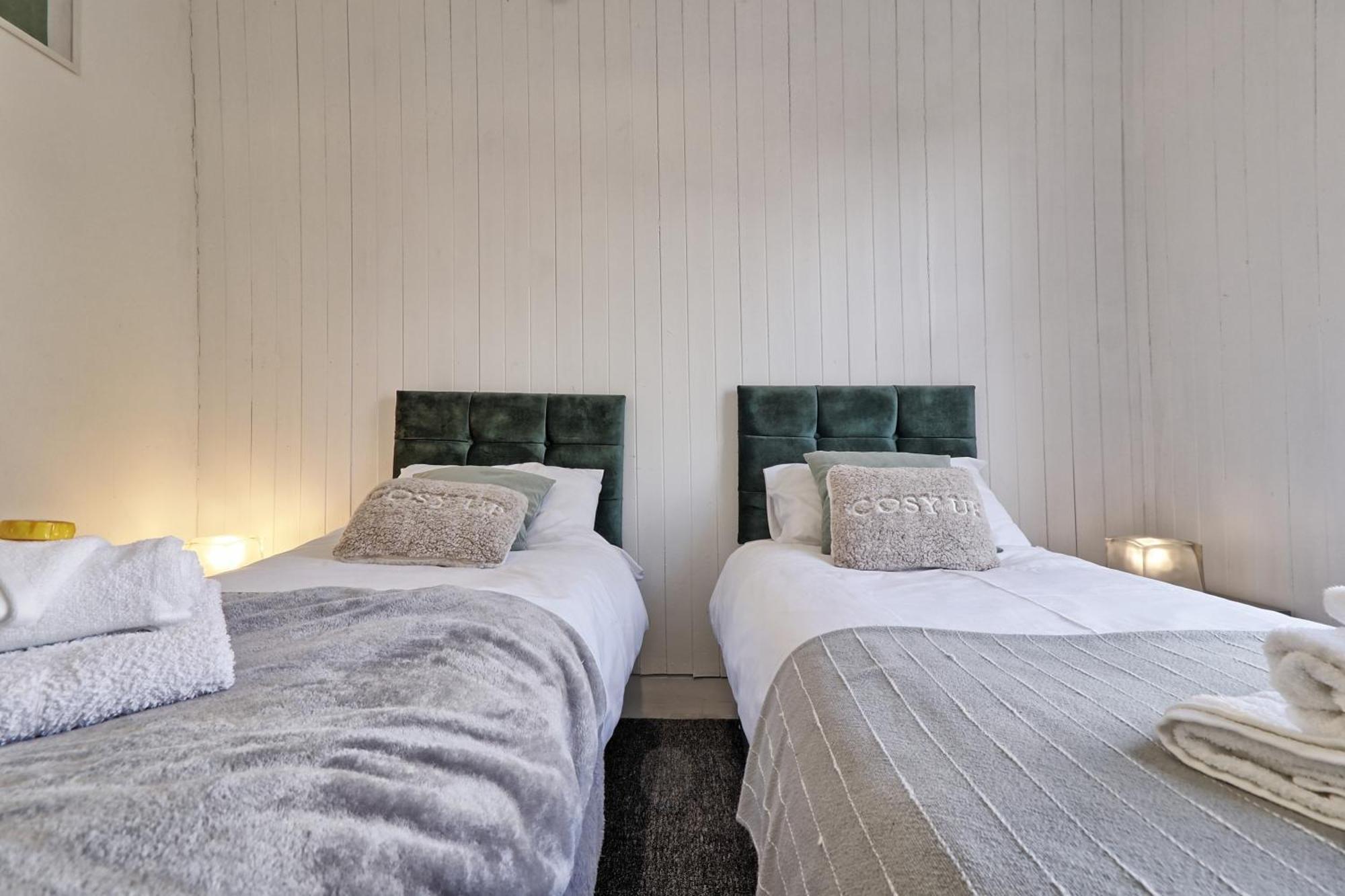 Beautiful Spacious Four Bedroom House With Parking For 2 Cars, 5 Minute Walk To Southend Station Exteriör bild