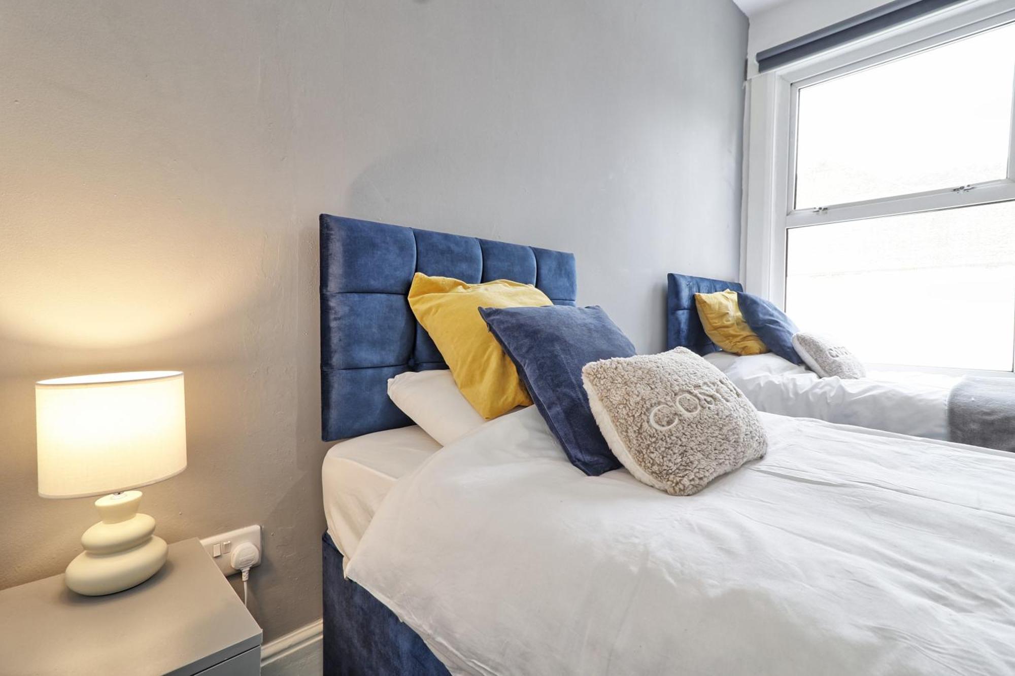 Beautiful Spacious Four Bedroom House With Parking For 2 Cars, 5 Minute Walk To Southend Station Exteriör bild
