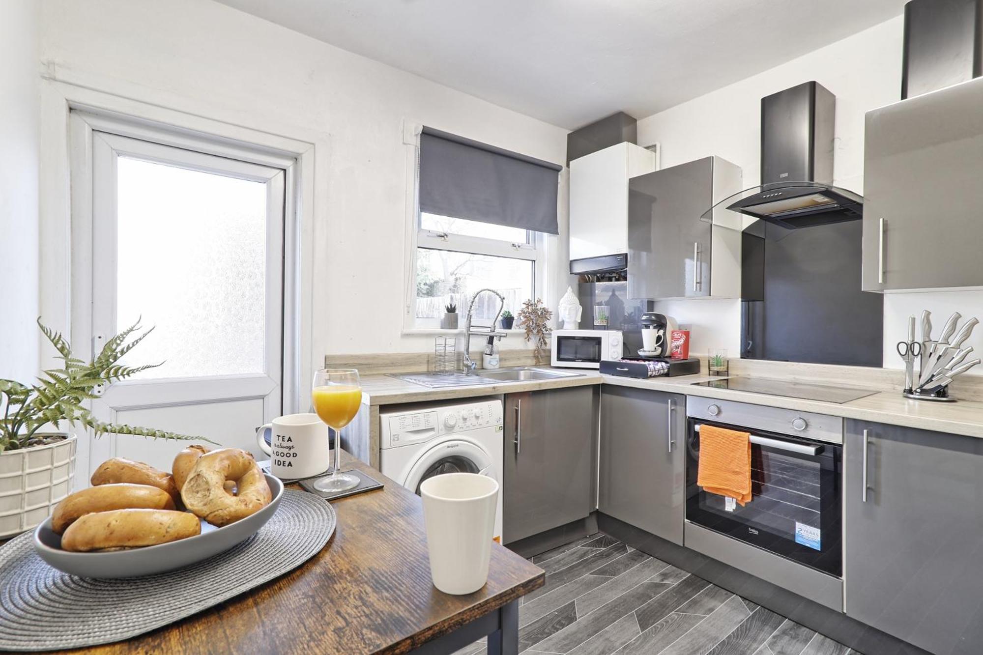 Beautiful Spacious Four Bedroom House With Parking For 2 Cars, 5 Minute Walk To Southend Station Exteriör bild