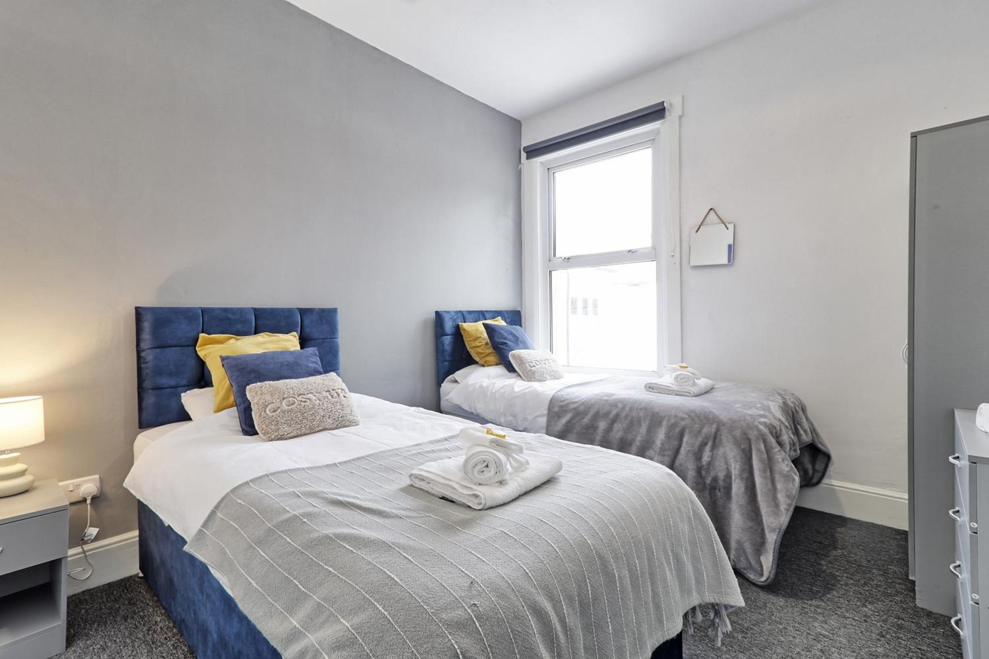 Beautiful Spacious Four Bedroom House With Parking For 2 Cars, 5 Minute Walk To Southend Station Exteriör bild
