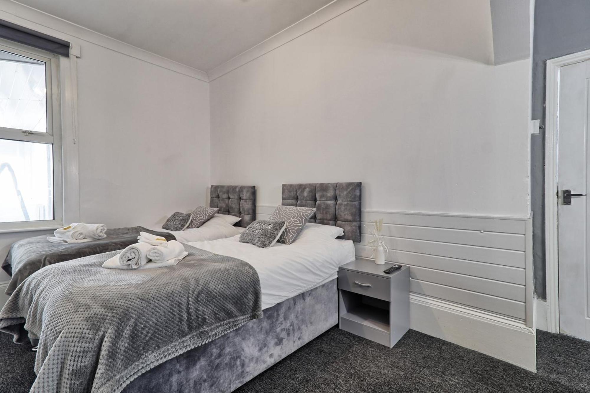 Beautiful Spacious Four Bedroom House With Parking For 2 Cars, 5 Minute Walk To Southend Station Exteriör bild