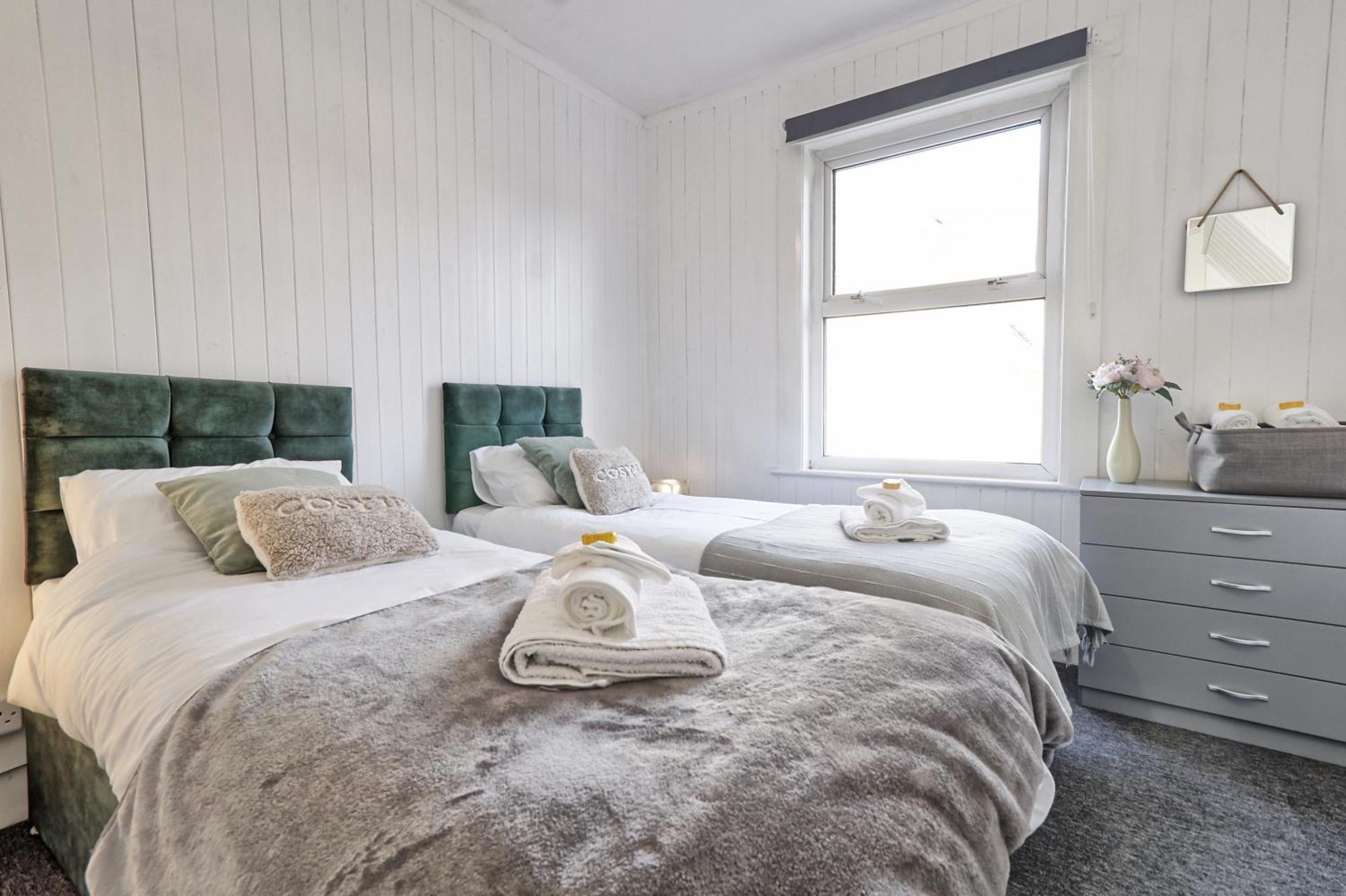 Beautiful Spacious Four Bedroom House With Parking For 2 Cars, 5 Minute Walk To Southend Station Exteriör bild