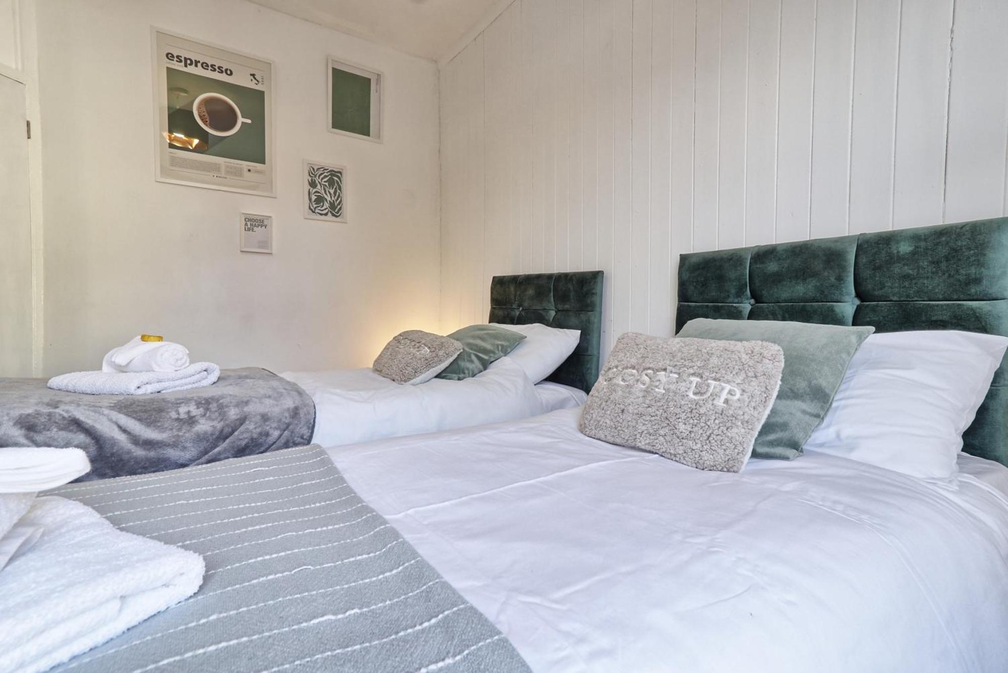 Beautiful Spacious Four Bedroom House With Parking For 2 Cars, 5 Minute Walk To Southend Station Exteriör bild